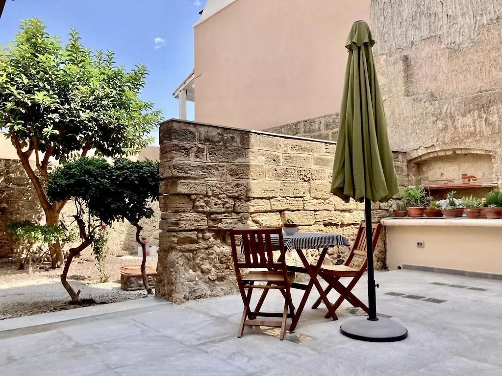 Neptune Waterfront Apartment: Alghero Seaside Retreat Apartment