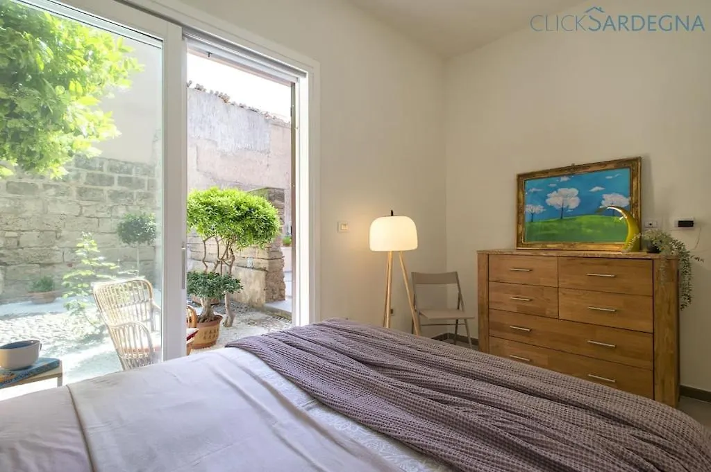 Neptune Waterfront Apartment: Alghero Seaside Retreat