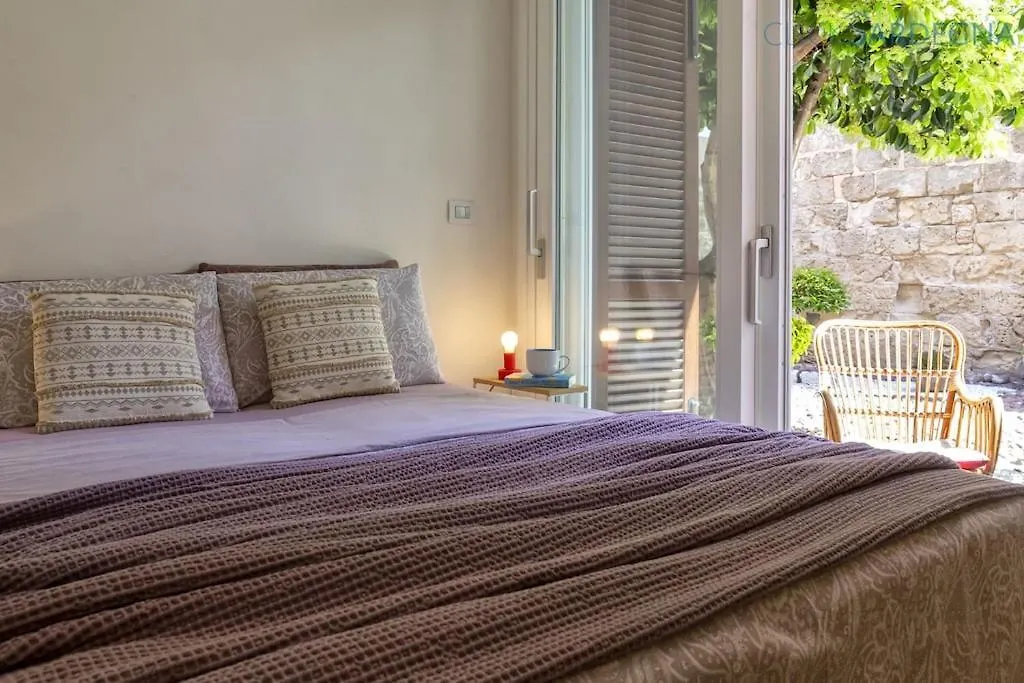 Neptune Waterfront Apartment: Alghero Seaside Retreat Italy